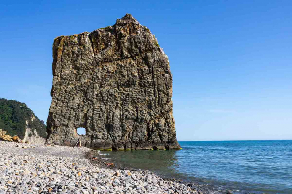 skala-parus-v-gelendzhike-vid-s-berega.jpg